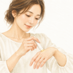 女性が保湿スティックを手の甲にそっと塗る様子
